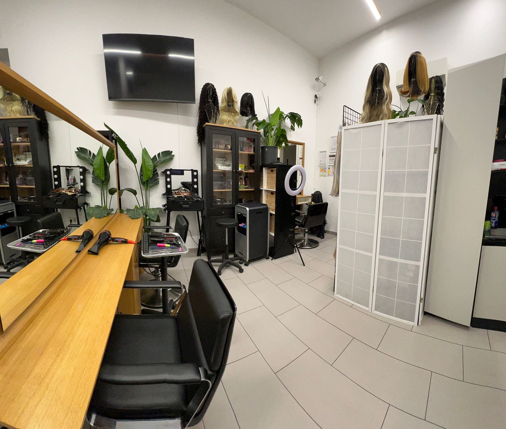 Emi @ Addis Friseursalon interior view